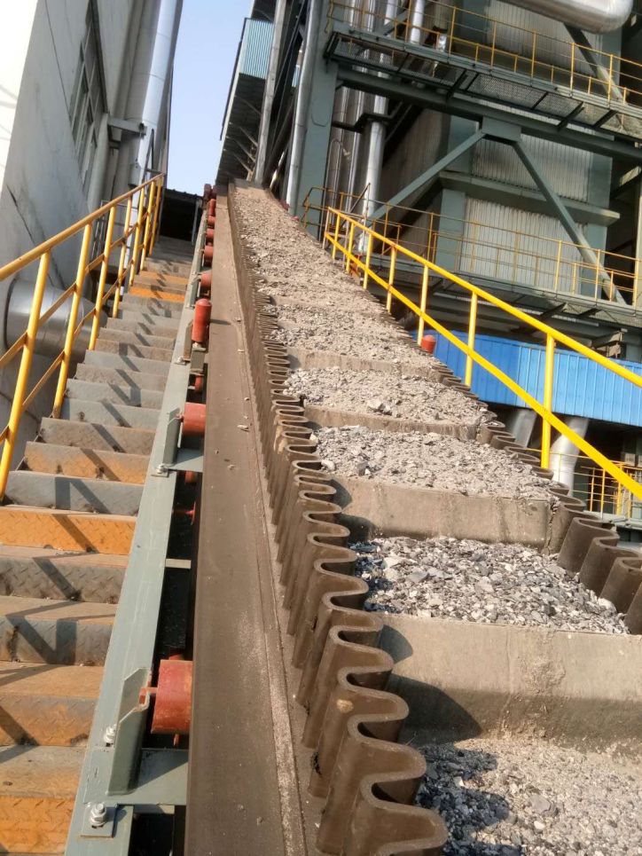 大傾角帶式輸送機.jpg 大傾角帶式輸送機.jpg