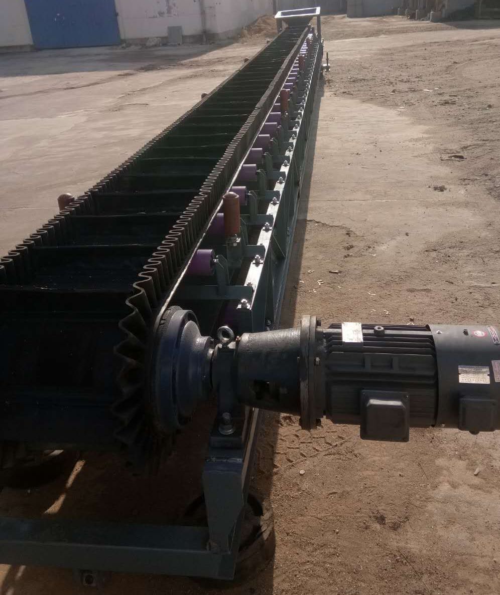 大傾角波狀輸送機(jī).jpg 大傾角波狀輸送機(jī).jpg