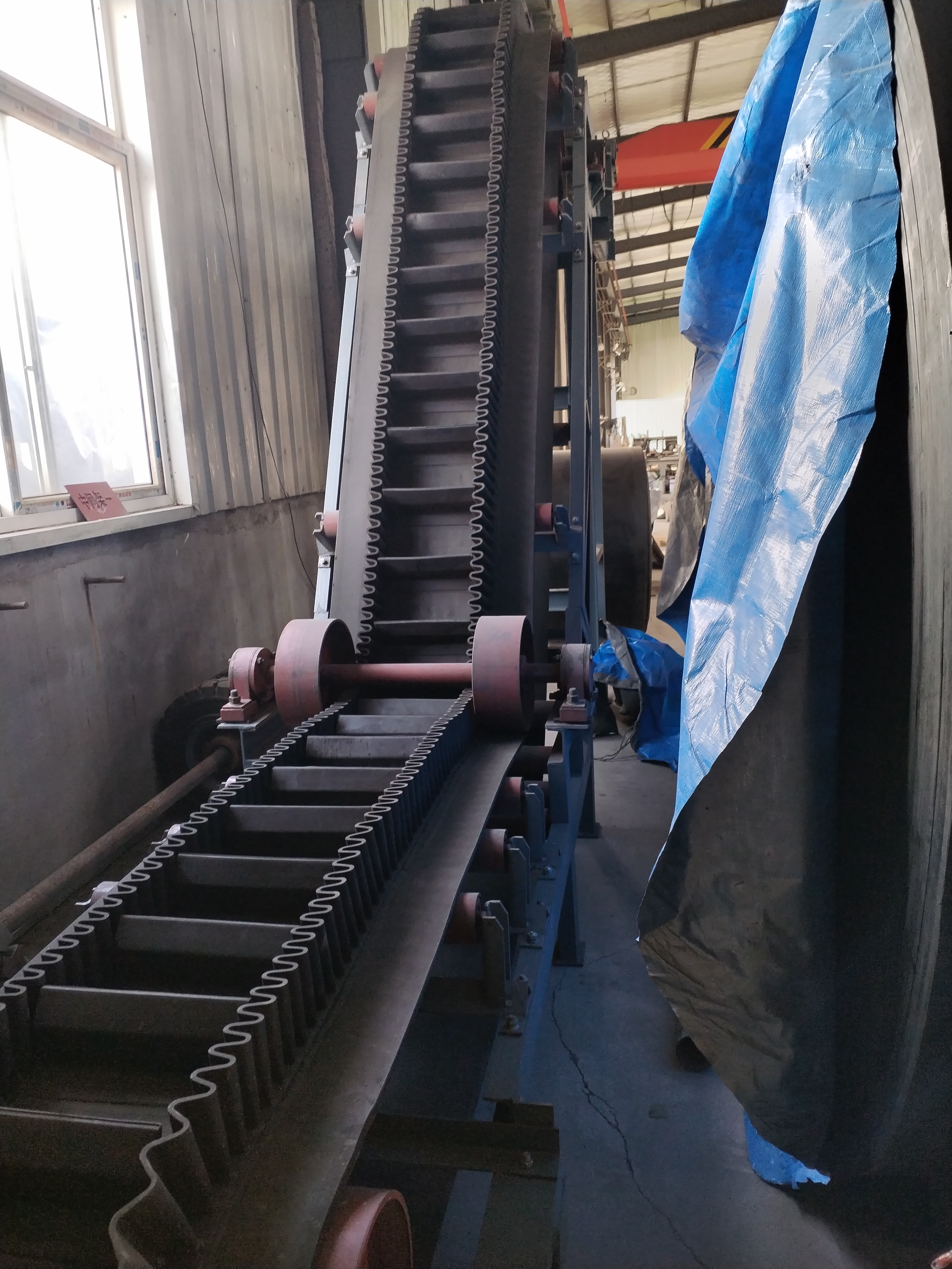 帶式輸送機,青島樂途行工業(yè)設(shè)備.jpg 帶式輸送機,青島樂途行工業(yè)設(shè)備.jpg